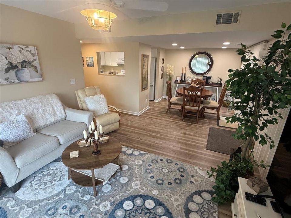 待售: $199,900 (2 贝兹, 2 浴室, 986 平方英尺)