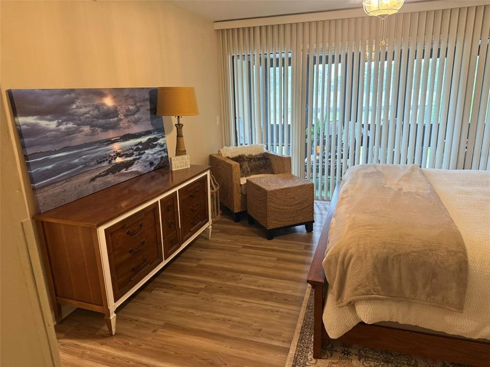 待售: $199,900 (2 贝兹, 2 浴室, 986 平方英尺)