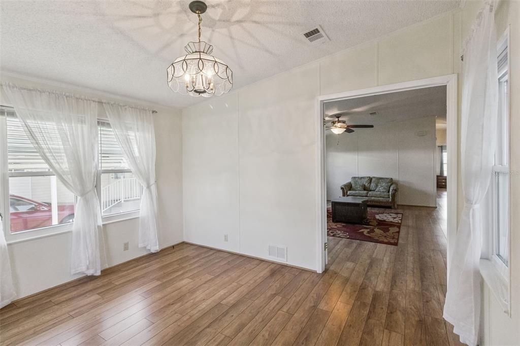 Под контрактом: $179,000 (2 спален, 2 ванн, 1342 Квадратных фут)