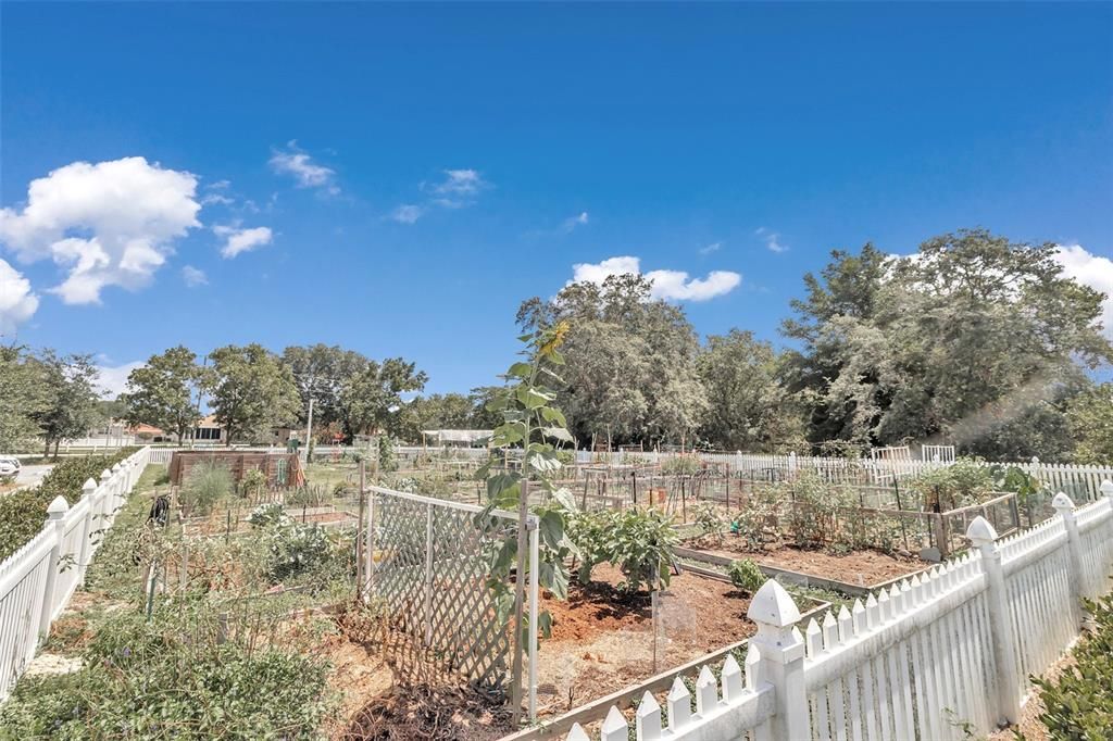 Active With Contract: $359,800 (3 beds, 3 baths, 2703 Square Feet)