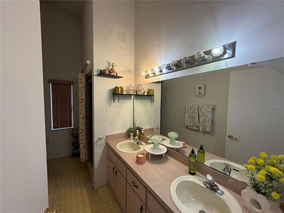 For Sale: $459,000 (3 beds, 2 baths, 2293 Square Feet)