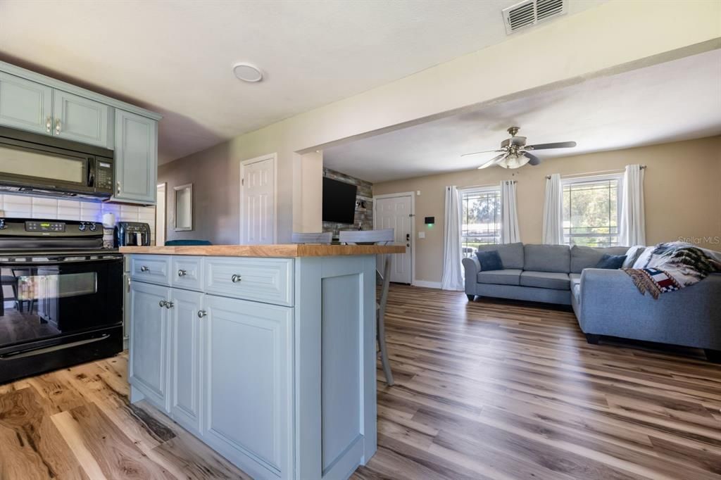 Active With Contract: $259,900 (3 beds, 2 baths, 1344 Square Feet)