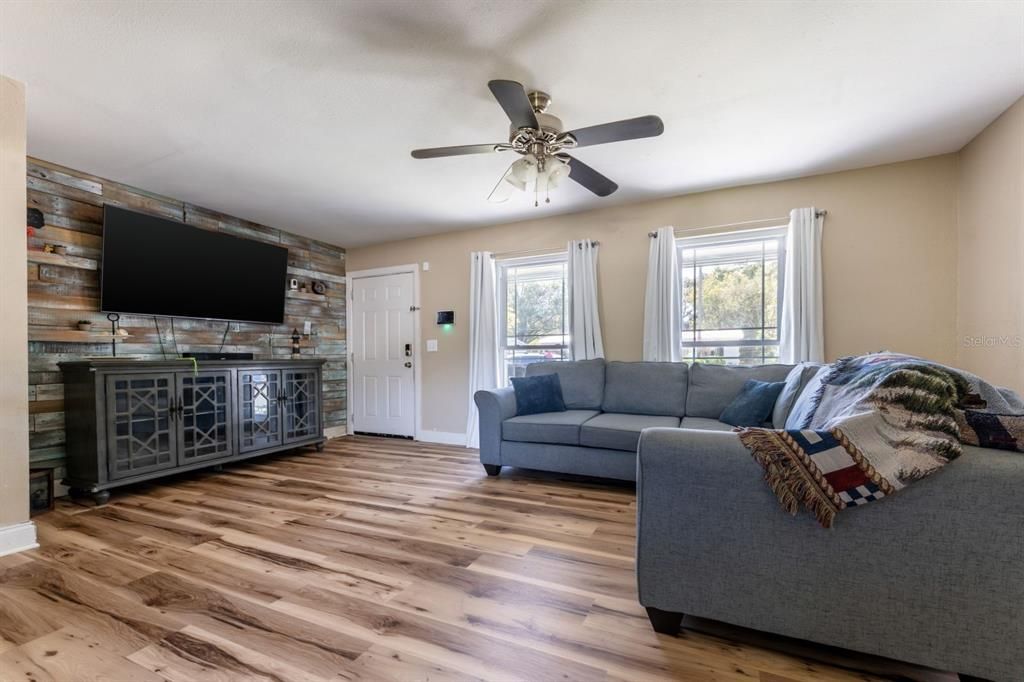 Active With Contract: $259,900 (3 beds, 2 baths, 1344 Square Feet)