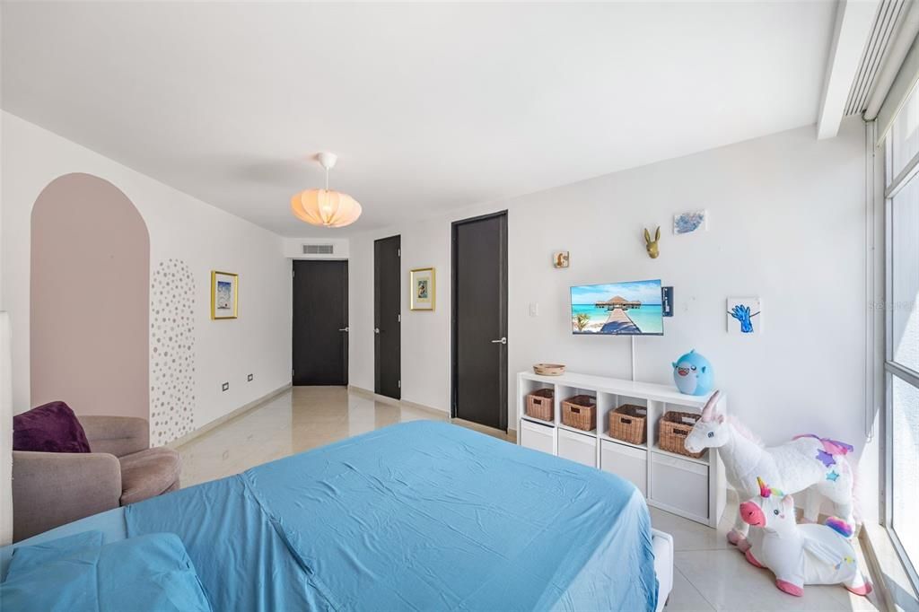 出租: $9,500 (3 贝兹, 2 浴室, 2100 平方英尺)