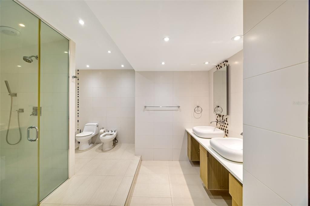 出租: $9,500 (3 贝兹, 2 浴室, 2100 平方英尺)