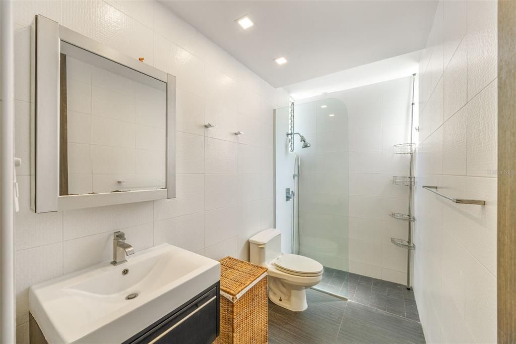 出租: $9,500 (3 贝兹, 2 浴室, 2100 平方英尺)