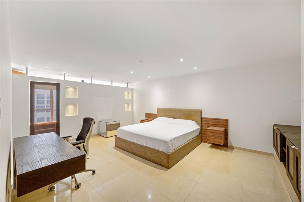 出租: $9,500 (3 贝兹, 2 浴室, 2100 平方英尺)