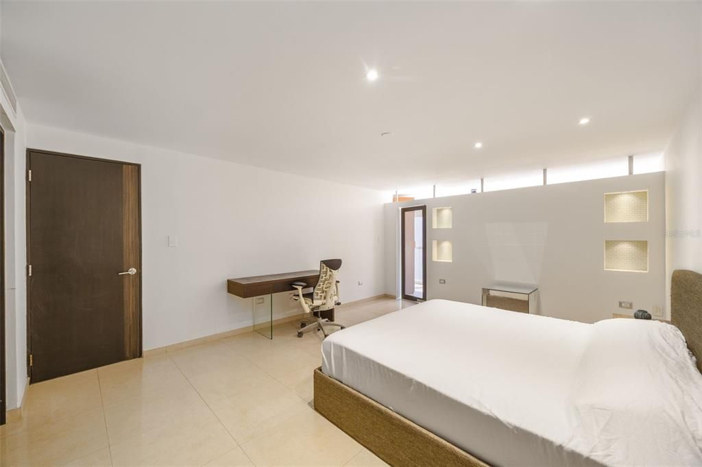 出租: $9,500 (3 贝兹, 2 浴室, 2100 平方英尺)