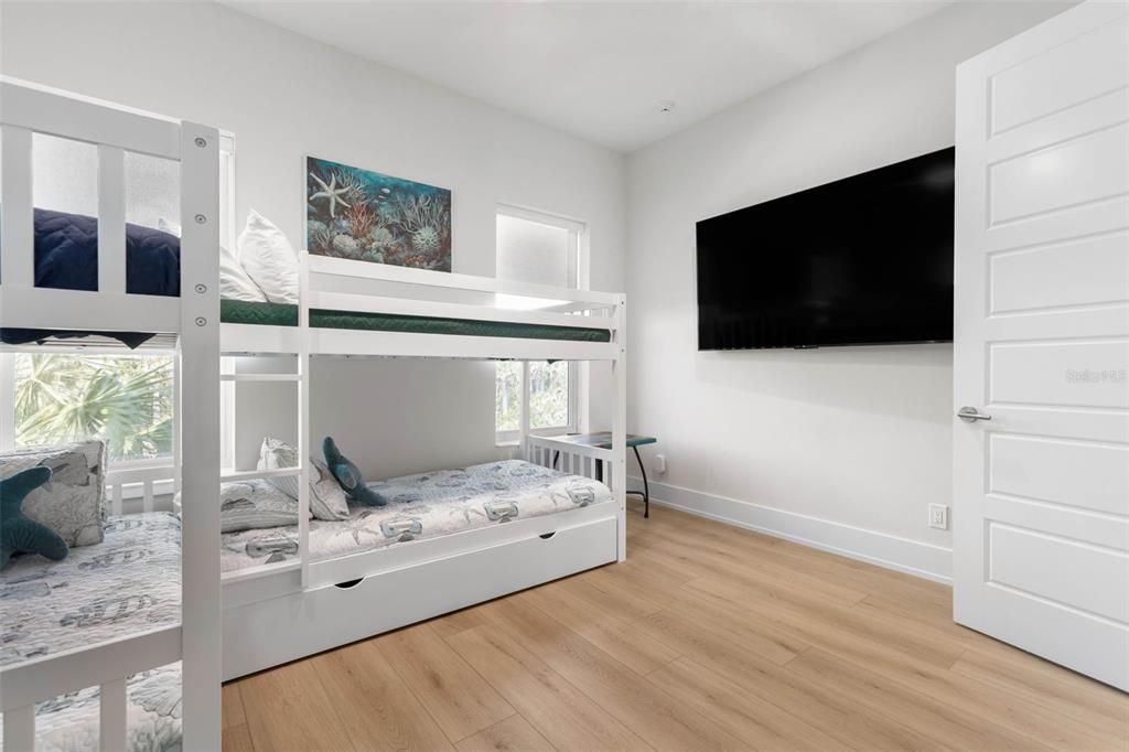 出租: $7,900 (5 贝兹, 4 浴室, 2960 平方英尺)