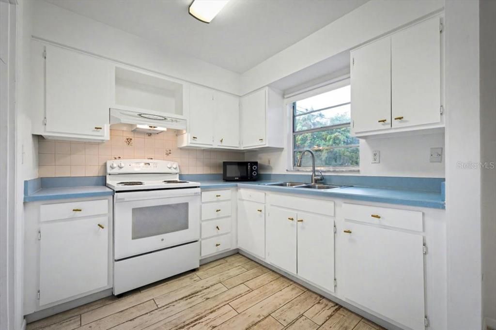 For Sale: $249,900 (3 beds, 2 baths, 1206 Square Feet)
