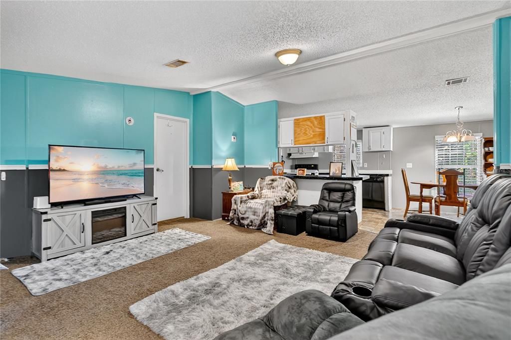 For Sale: $250,000 (3 beds, 2 baths, 1404 Square Feet)