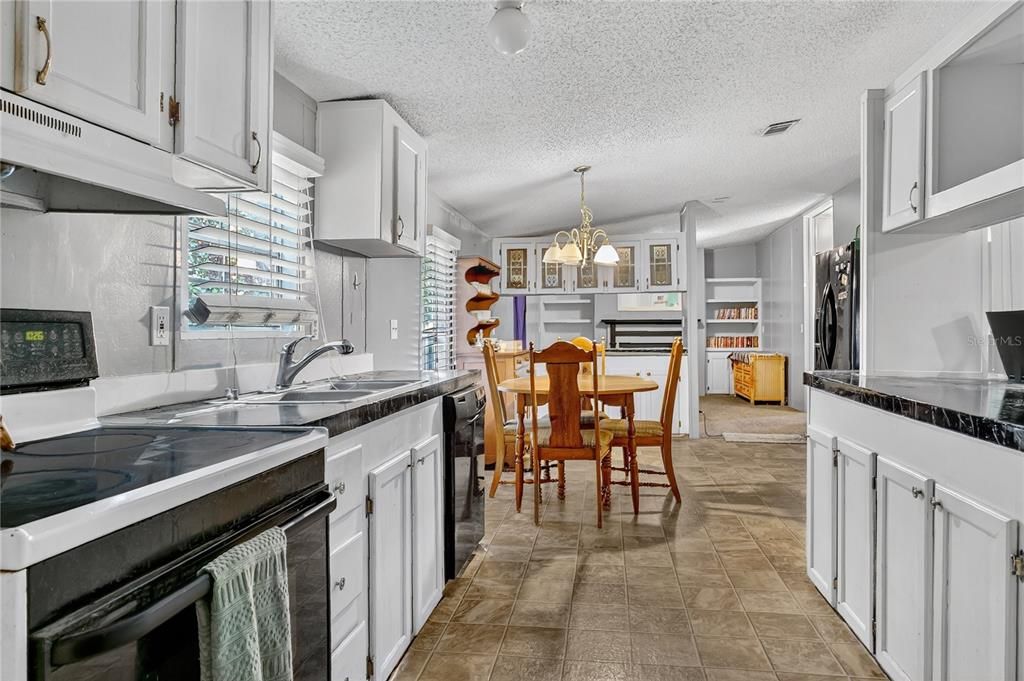 For Sale: $250,000 (3 beds, 2 baths, 1404 Square Feet)