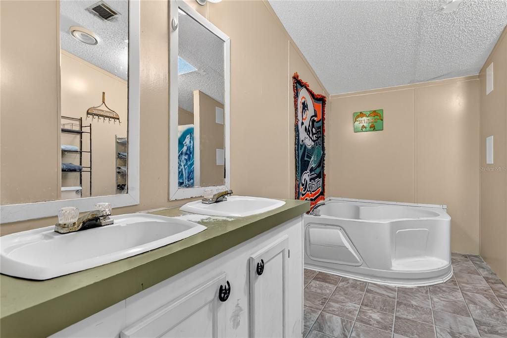 For Sale: $250,000 (3 beds, 2 baths, 1404 Square Feet)