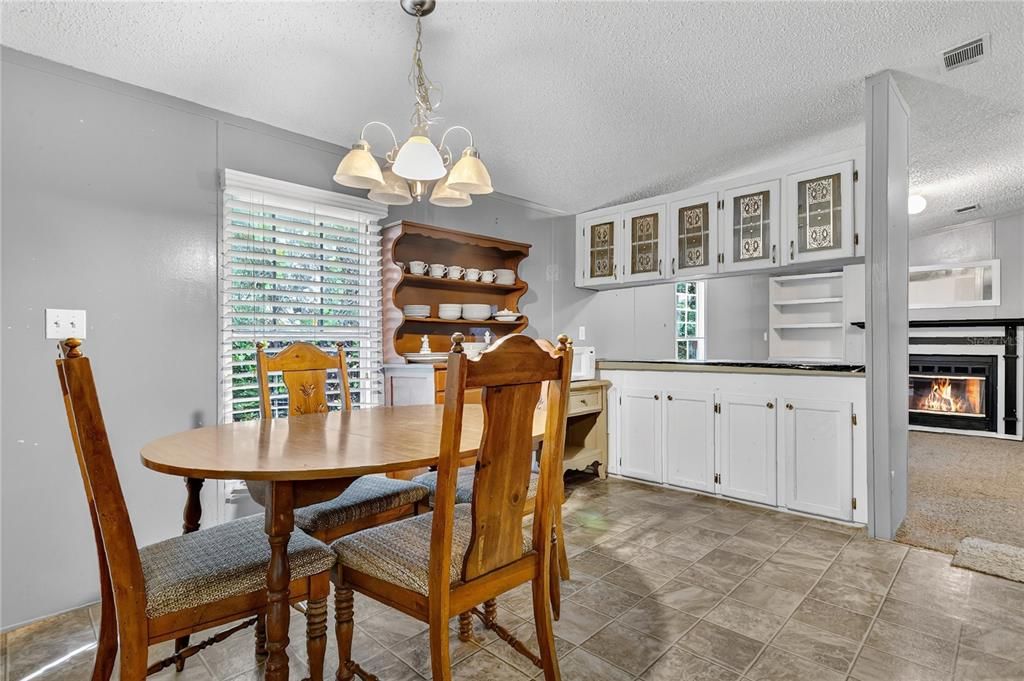 For Sale: $250,000 (3 beds, 2 baths, 1404 Square Feet)