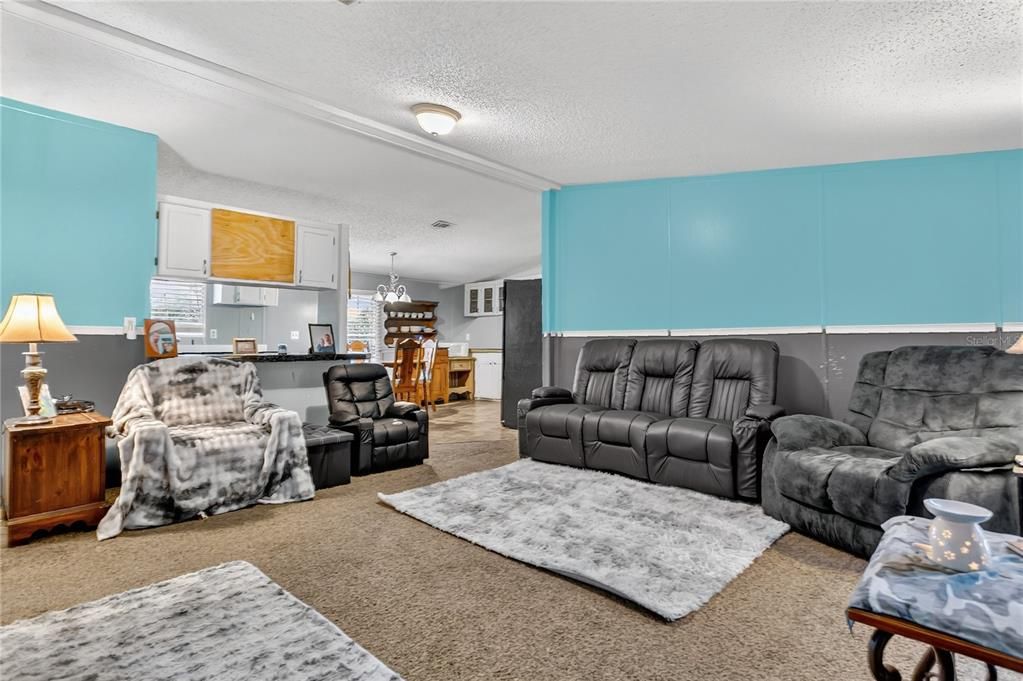 For Sale: $250,000 (3 beds, 2 baths, 1404 Square Feet)