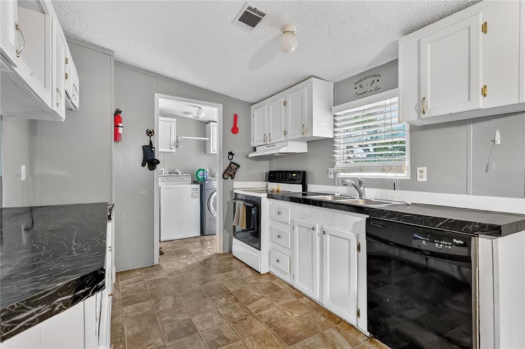 For Sale: $250,000 (3 beds, 2 baths, 1404 Square Feet)