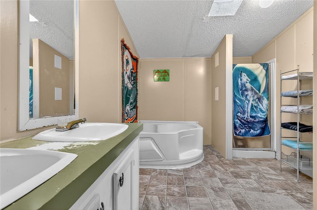 For Sale: $250,000 (3 beds, 2 baths, 1404 Square Feet)