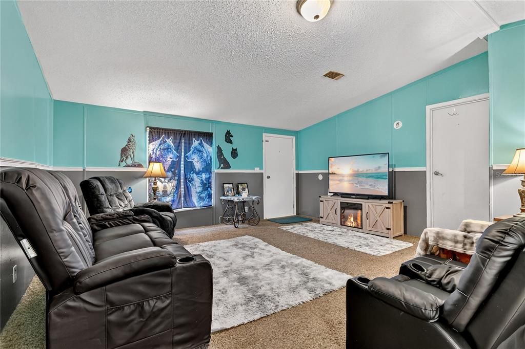 For Sale: $250,000 (3 beds, 2 baths, 1404 Square Feet)