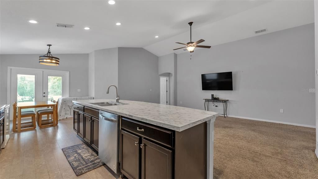 合同活跃: $307,000 (4 贝兹, 2 浴室, 1749 平方英尺)