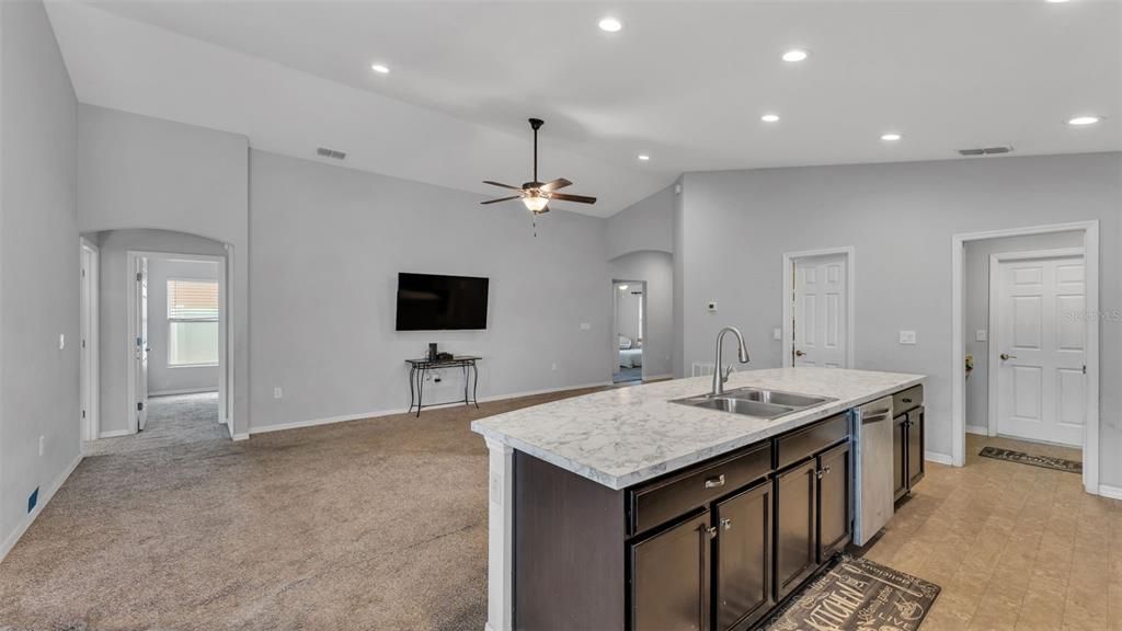 合同活跃: $307,000 (4 贝兹, 2 浴室, 1749 平方英尺)