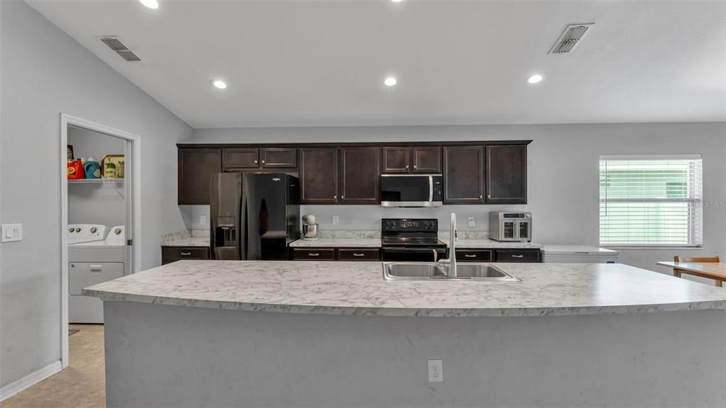 合同活跃: $307,000 (4 贝兹, 2 浴室, 1749 平方英尺)