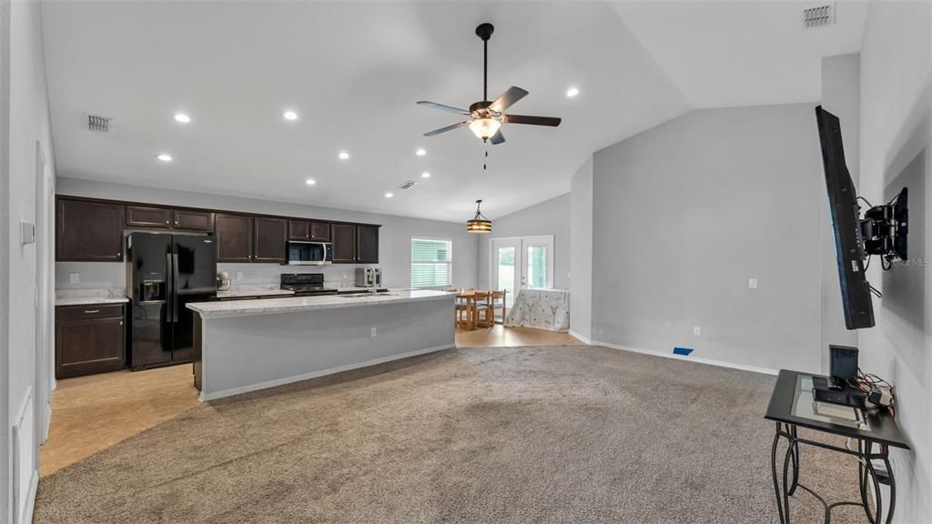 合同活跃: $307,000 (4 贝兹, 2 浴室, 1749 平方英尺)