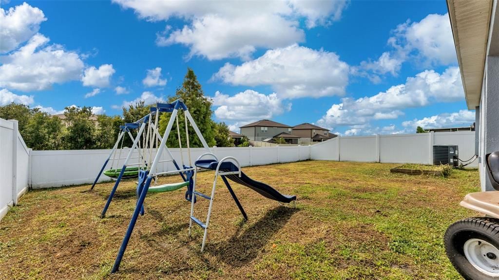 合同活跃: $307,000 (4 贝兹, 2 浴室, 1749 平方英尺)