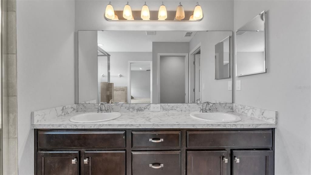 合同活跃: $307,000 (4 贝兹, 2 浴室, 1749 平方英尺)