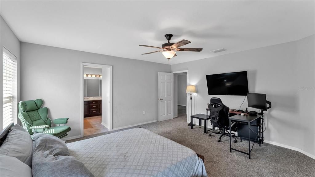 合同活跃: $307,000 (4 贝兹, 2 浴室, 1749 平方英尺)