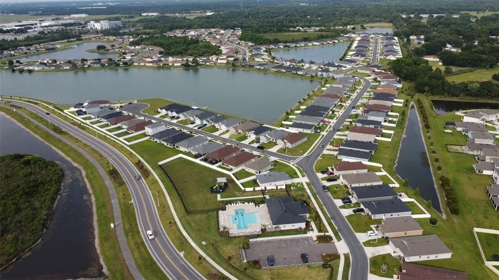 合同活跃: $307,000 (4 贝兹, 2 浴室, 1749 平方英尺)