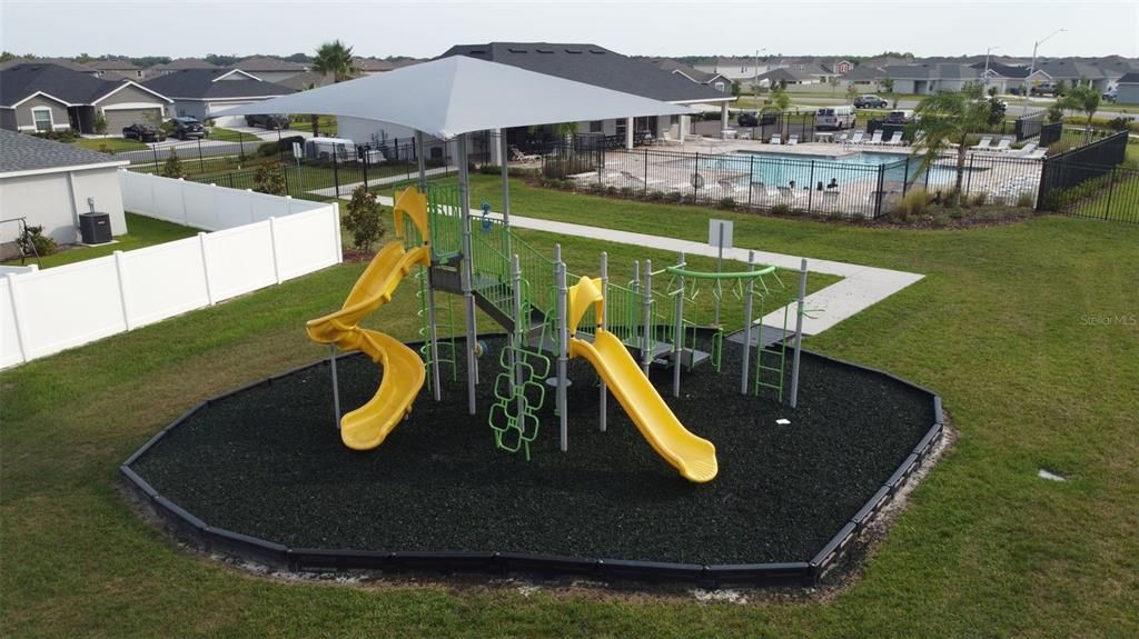 合同活跃: $307,000 (4 贝兹, 2 浴室, 1749 平方英尺)