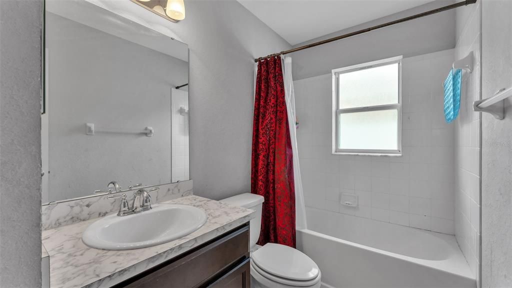 合同活跃: $307,000 (4 贝兹, 2 浴室, 1749 平方英尺)