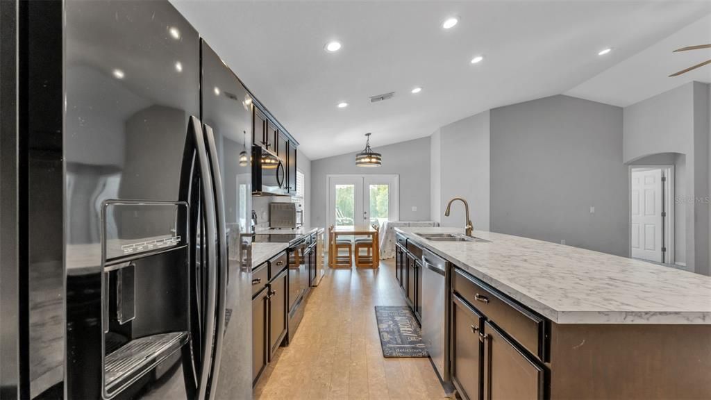 合同活跃: $307,000 (4 贝兹, 2 浴室, 1749 平方英尺)