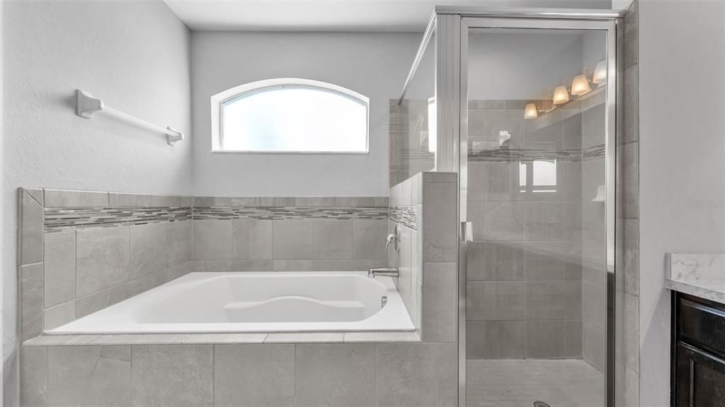 合同活跃: $307,000 (4 贝兹, 2 浴室, 1749 平方英尺)