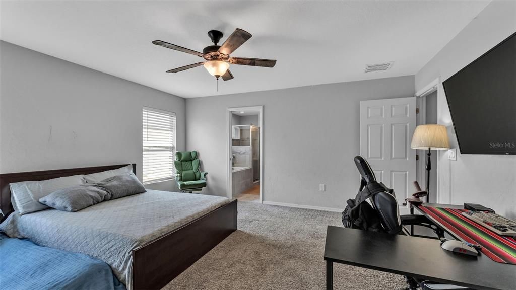 合同活跃: $307,000 (4 贝兹, 2 浴室, 1749 平方英尺)