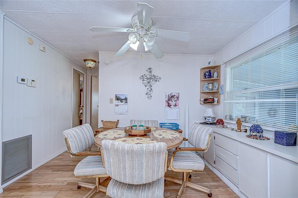 For Sale: $137,000 (2 beds, 2 baths, 864 Square Feet)