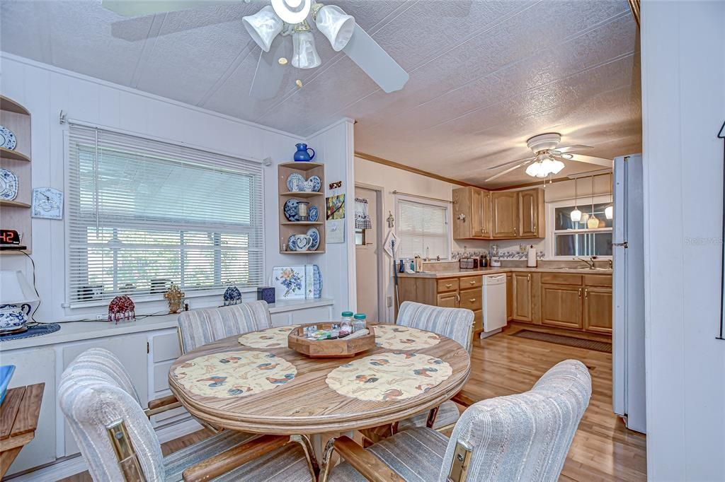 For Sale: $137,000 (2 beds, 2 baths, 864 Square Feet)