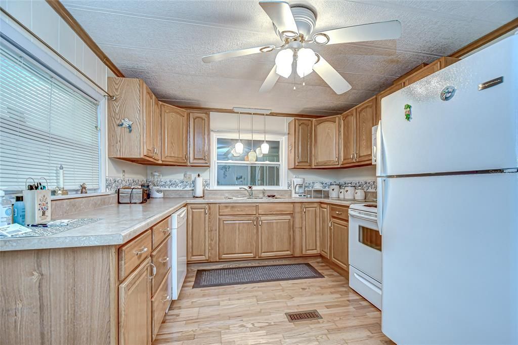 For Sale: $137,000 (2 beds, 2 baths, 864 Square Feet)
