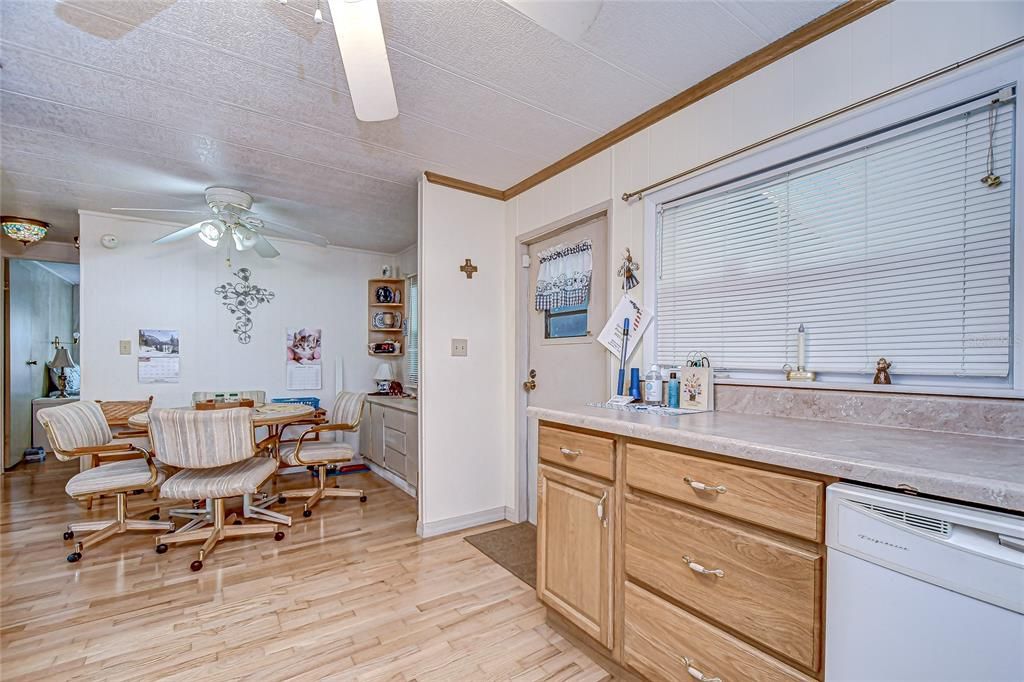 For Sale: $137,000 (2 beds, 2 baths, 864 Square Feet)