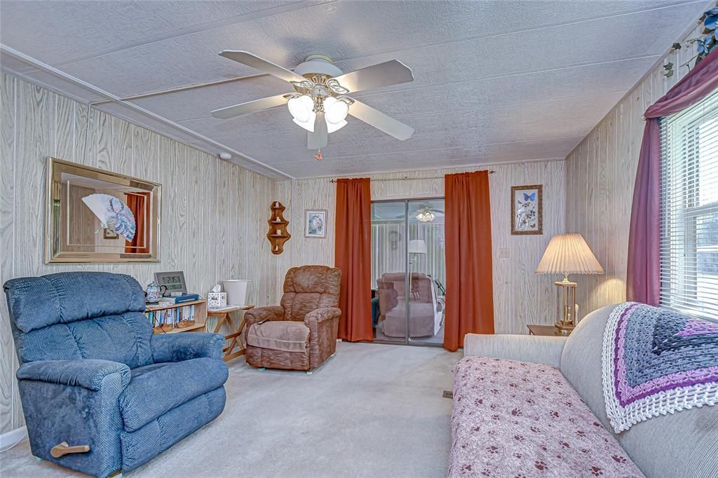 For Sale: $137,000 (2 beds, 2 baths, 864 Square Feet)