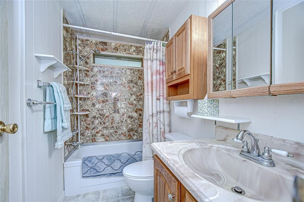 For Sale: $137,000 (2 beds, 2 baths, 864 Square Feet)