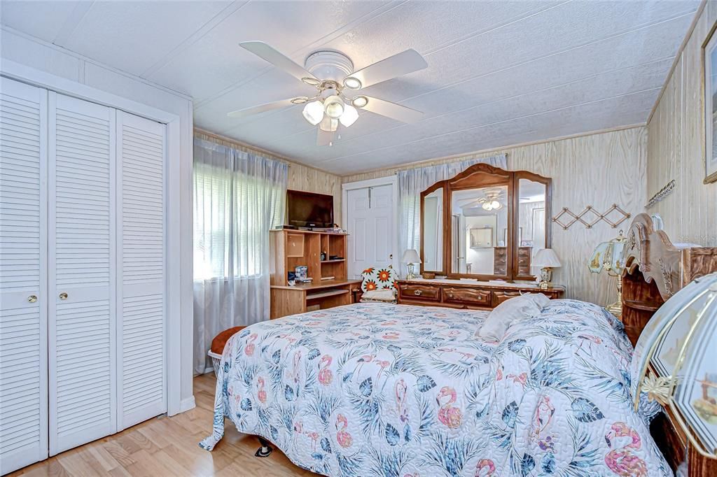 For Sale: $137,000 (2 beds, 2 baths, 864 Square Feet)