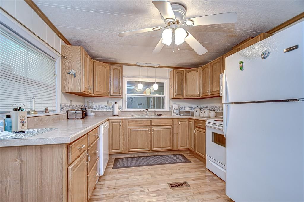 For Sale: $137,000 (2 beds, 2 baths, 864 Square Feet)