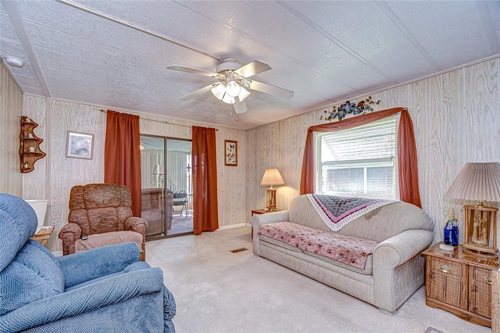 For Sale: $137,000 (2 beds, 2 baths, 864 Square Feet)