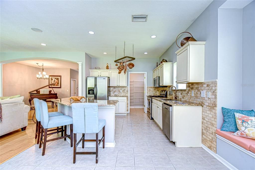 合同活跃: $400,000 (3 贝兹, 2 浴室, 1757 平方英尺)