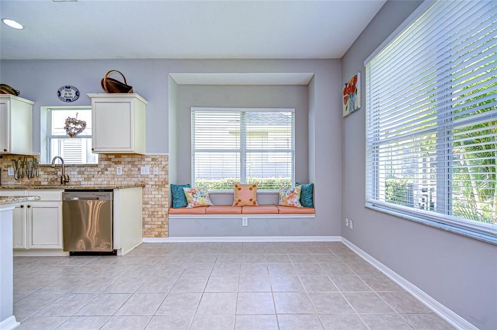 合同活跃: $400,000 (3 贝兹, 2 浴室, 1757 平方英尺)