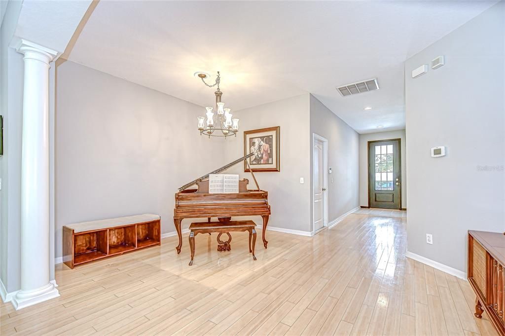 合同活跃: $400,000 (3 贝兹, 2 浴室, 1757 平方英尺)