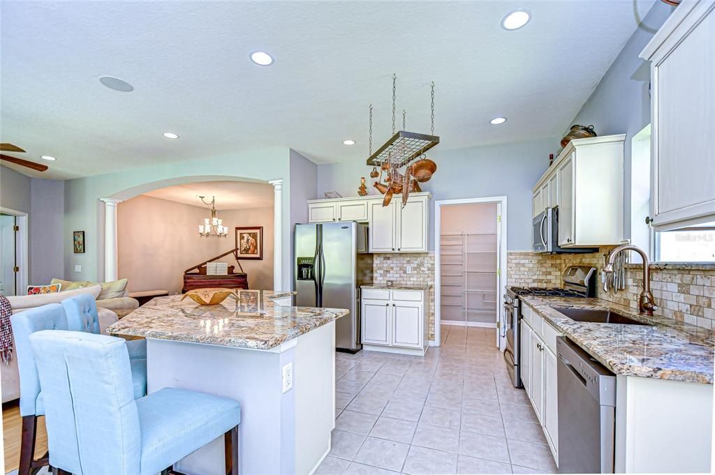 合同活跃: $400,000 (3 贝兹, 2 浴室, 1757 平方英尺)