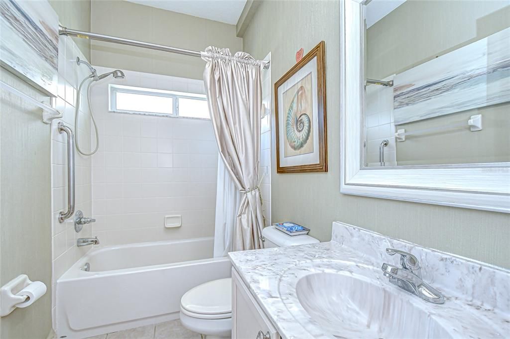 合同活跃: $400,000 (3 贝兹, 2 浴室, 1757 平方英尺)