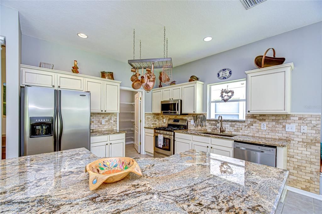 合同活跃: $400,000 (3 贝兹, 2 浴室, 1757 平方英尺)